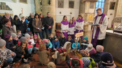 Bild: jzk
Pfarrer Thomas Kraus freute sich, dass so viele Kinder mit ihren Eltern zum adventlichen Kinderwortgottesdienst in die Stadtpfarrkirche gekommen waren.