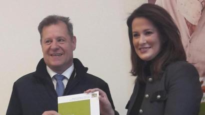 Bild: u
Ministerin Michaela Kaniber (rechts) überreicht Küchen-Chef Peter Leitsoni in München die Urkunde.