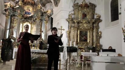 Bild: pmen
Für den guten Zweck: Elisabeth Dommermuth (links), Raphael Ernst und Eva Dommermuth (am Klavier) präsentieren in der Pfarrkirche St. Felix in Neustadt/WN weihnachtliche Lieder.