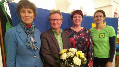 Bild: mma
Schriftführerin Christina Schleicher (links) überreichte Hans-Jürgen Bumes als frisch gekürtem OB-Kandidaten der Grünen Blumen. Zur Nominierung gratulierten auch Schatzmeisterin Claudia Ried und Landtagsabgeordnete Anna Toman (von rechts).
