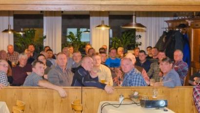 Bild: tkr
Vor großer Zuhörerkulisse berichtet Bürgermeister Norbert Eckl über den Haushalt der Gemeinde Teunz und stellt dabei die größten Einnahmen und Ausgaben gegenüber.