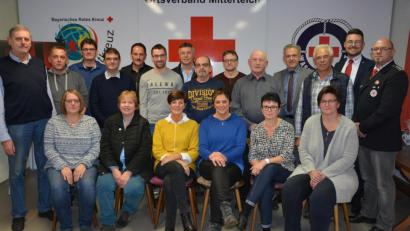 Bild: jr
25, 50 und 75 Mal spendeten diese Damen und Herren ihr wertvolles Blut. Das Bild zeigt die Blutspenderjubilare mit (von rechts) Bereitschaftsleiter Robert Hoyer und stellvertretenden Kreisgeschäftsführer Sven Lehner, sowie Bürgermeister Roland Grillmeier (Vierter von rechts).