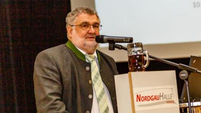 Bild: Hösamer
Bürgermeister Armin Schärtl bei der Bürgerversammlung vor rund 250 Zuhörern die Bilanz und künftige Pläne der Stadt vor.