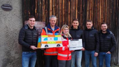 Bild: mor
Bereitschaftsleiter Hermann Regler und Marina Kraus (in Rot-Kreuz-Jacken) vom BRK freuen sich über die 500-Euro-Spende. Jörg Zechmayer, Benjamin Keck, Johannes Stauber und Thomas Hofmann (von rechts) wollen bei den "Winter-Stüberl"-Events im Kommunbrauhaus das Spendengeld weiter aufstocken.