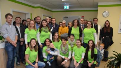 Bild: dob
Die "grüne Front" war bei der Einweihung der Ergotherapiepraxis Beierl & Prem nicht zu übersehen. Die Ergotherapeutinnen Stephanie Beierl und Birgit Prem (kniend, Zweite und Dritte von links) eröffneten im neuen Baugebiet "Sommerwiesen" mit ihrem Team nun ihre eigene Praxis. Dazu kamen viele Gäste wie Bürgermeister Andreas Wutzlhofer (Fünfter von rechts) und Kaplan Alexander Ertl (Zweiter von rechts) sowie die Vertreter der beteiligten Firmen.