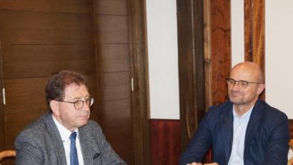 Bild: weu
Der Vorsitzende der Nord-Ost-Gruppe, Klaus Zeiser (links), gab im Beisein seines Stellvertreters Bürgermeister Maximilian Beer (rechts) einen umfassenden Bericht zur Wasserversorgung der Nord-Ost-Gruppe.