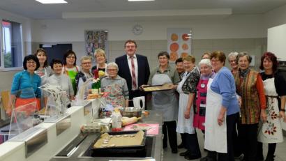 Bild: Stefanie Gradl
Bürgermeister Hans-Martin Schertl im Kreis der fleißigen Bäckerinnen, die unter Anleitung von Hauswirtschaftsmeisterin Roswitha Hubmann viele Köstlichkeiten backten.