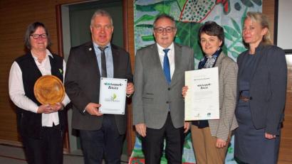 Bild: sön
Am Jubiläumstag wurde die Mittelschule feierlich als Naturpark-Schule mit Plakette und Urkunde ausgezeichnet. Im Bild (von links) Naturpark-Geschäftsführerin Isabel Lautenschlager, Bürgermeister Markus Dollacker, stellvertretender Landrat Hans Kummert, Rektorin Helga Gradl und stellvertretende Schulleiterin Sabine Stopfer-Birner.