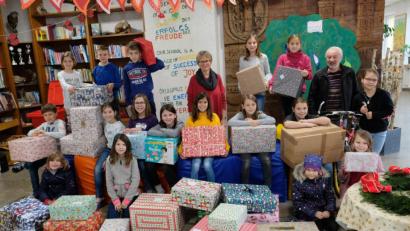 Bild: do
Ddie spendenfreudigen Schulkinder stellen sich mit Schulleiterin Gabriele Bodner (Bildmitte) bei der Übergabe der vielen großen und kleinen Weihnachtspäckchen an Hans Karl (Zweiter von rechts) für ein Foto auf.