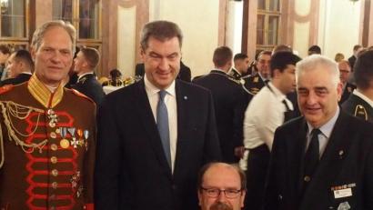 Bild: krb
Bei der anschließenden Feier in der Residenz haben (hinten von links) Landeskommandant Oberst d. Ldw. Jürgen Völkl, Ministerpräsident Markus Söder und BKV-Präsident Hans Schiener sowie (vorne) Lds.-Adjutant und Presseoffizier Oberstleutnant d .Ldw. Hans Härtl Gelegenheit zum Austausch.