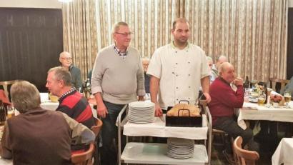 Bild: hl
Jubilar Alois Bayer (stehend links) spendierte seinen Sangesbrüdern von der Liedertafel um Vorsitzenden Sigfried Schiedlosky anlässlich seines 80. Geburtstags eine Brotzeit.
