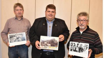Bild: no
Präsentation des Jubiläumskalenders im Rathaus (von links): Ortsheimatpfleger Richard Koller, Bürgermeister Dieter Dehling und Lorenz Geitner (von ihm stammt ein Großteil der historischen Bilder).