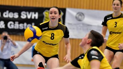 Bild: Ziegler
Ballannahme durch die Hahnbacher Kapitänin Anna Dotzler (rechts), beobachtet von Zuspielerin Elisabeth Kiehn (Mitte hinten) und Mittelblockerin Cornelia Sollfrank (rechts hinten).