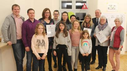 Bild: Susanne Forster
Bürgermeister Johann Burger (Dritter von rechts) mit Mathilda Wölfl, Luisa Teubner, Julia Teubner und Joselina Teubner vom Kinderchor sowie der Kinderchor-Leiterin Michaela Teubner (Vierte von rechts). Sie wird von Michaela Burger (Dritte von links) und Martin Teubner (links) unterstützt. Zimmerermeister Josef Siller (Zweiter von links), Industriemeister für Mechatronik Fabian Bauer (Vierter von links), Sandra Teubner (Fünfte von links) und Regina Siller (Fünfte von rechts) vom Chor "Grazie A Dio", den Michaela Burger (Vierte von links) leitet, sowie Lydia Häckl (rechts) und Maria Schähl (Zweite von rechts) vom Chor "Landschmetterlinge".