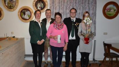 Bild: gi
Schützenmeisterin Claudia Kraus (links) ehrte mit Bürgermeister Hermann Ach (Zweiter von links) und Gauschützenmeister Stefan Brandmiller (Zweiter von rechts) die treuen Mitglieder.