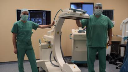 Bild: exb
Dr. Konstantinos Kafchitsas (rechts) freut sich über den neuen 3D-C-Bogen, der künftig an der Asklepios-Klinik Lindenlohe zum Einsatz kommt.
