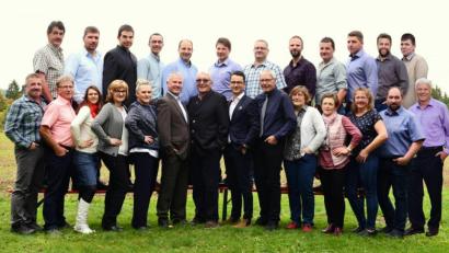 Bild: bkr
Die Kandidaten (vorne, von links) Gerhard Popp, Hans Stich, Stefanie Stelzl, Erna Raps, Pia Anke Kraft, Matthias Melzner, Josef Hecht, Bernhard Söllner, Lothar Porst, Ulrike Ferber, Claudia Porst, Birgitt Bayer, Reinhard Etterer und Josef Prechtl sowie (hinten, von links) Alfred Bäumler, Christian Wolf, Andreas Popp, Daniel Schmidt, Jürgen Busch, Johannes Frauenholz, Armin Scheidler, Matthias Ehbauer, Dominic Hasmann, Christoph Zembsch, Bernhard Schmid und Martin Wolf.