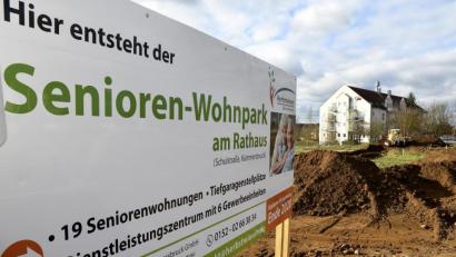 Bild: Petra Hartl
„Hier entsteht der Senioren-Wohnpark am Rathaus“ verkündet das Baustellen-Schild neben dem Rathaus in Kümmersbruck. Am Montag haben hier die Erschließungsarbeiten begonnen.