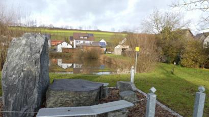 Bild: rn
Die Apfelbacher wünschen sich, dass Autofahrer nicht mehr über der Rasen um die Sitzgruppe am Apfelbacher Dorfweiher fahren.
