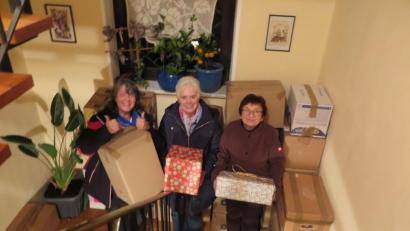 Bild: jzk
Traudl Panzer, Angelika Steuer und Anke Schmidt (von rechts) schleppten die Geschenkpakete aus dem Wohnhaus zum Transporter.