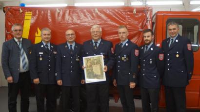 Bild: slh
Ein Urgestein der Feuerwehr Weihern, Bernhard Rothmeier (Mitte), wurde mit der Ehren-Diplom-Urkunde, für die Bürgermeister Richard Tischler (links) und Kommandant Hans-Jürgen Schlosser (Dritter von rechts) verantwortlich zeichneten, aus dem aktiven Dienst verabschiedet.