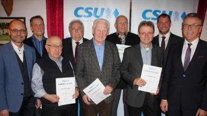 Bild: kro
Die Tirschenreuther CSU ehrte langjährige Mitglieder. Unser Bild zeigt (von links) stellvertretenden Landrat Alfred Scheidler, Manfred Güntner, Georg Laber, ZWeiten Bürgermeister Peter Gold, Herbert Ebert, Alfred Mehler, Manfred Tretter, CSU-Ortsvorsitzenden Huberth Rosner und Bürgermeister Franz Stahl.