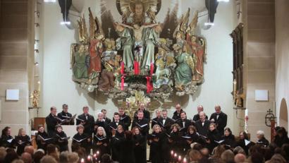 Bild: Wolfgang Steinbacher
Breit im Altarraum der Dreifaltigkeitskirche aufgestellt, präsentierte der Regensburger Kammerchor unter Leitung von Angelika Achter ein stimmungsvolles, adventliches Konzert "Süßer die Glocken nie klingen". Auch die Besucher durften in das Lied mit einstimmen.
