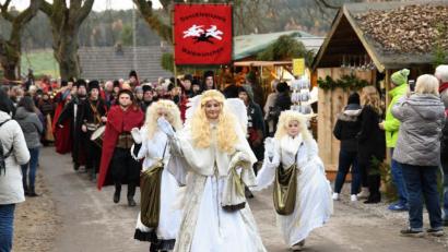 Bild: Freya Stoeckl
Das Christkind (Mitte) allen voran führt den Festzug an.