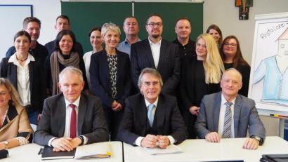 Bild: Bühner
Regierungspräsident Axel Bartelt beim Besuch der Pestalozzi-Mittelschule (sitzend, Zweiter von rechts) zusammen mit (sitzend, von links) Schulrätin Margit Walter, leitendem Regierungsschuldirektor Johann Hilburger und Rektor Heribert Zeis. Mit dabei waren auch Vertreter der Stadt Weiden und Lehrer der Schule.