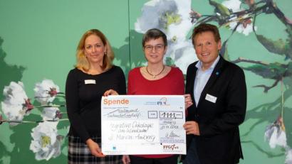 Bild:  Klinikum/Lösch
Über die Spende von Andrea Neumeier (Mitte) freuen sich Doris Kölbl, Koordinatorin der Integrativen Onkologie (links), und Dr. Harald Hollnberger, Ärztlicher Direktor des Klinikums St. Marien.