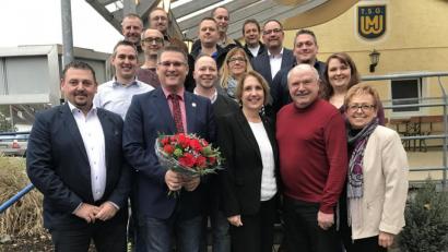 Bild: eig
Rainer Vater (vorn mit Blumen) unternimmt einen weiteren Versuch, Bürgermeister von Weiherhammer zu werden. Hinter ihm das 16-köpfige Team der Gemeinderatskandidaten.