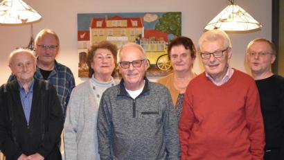 Bild: rgr
Bernd Lorenz (Mitte) wird von Brigitta Bernklau (rechts daneben) zum Vorsitzenden des Grafenwöhrer Männergesangvereins ernannt. Weitere Ehrungen erhalten außerdem (von links) Max Reiter, Hans-Joachim Geuß, Irmgard Schindler und Anton Wittmann. Gerhard Huber (rechts) gratuliert ihnen dazu.