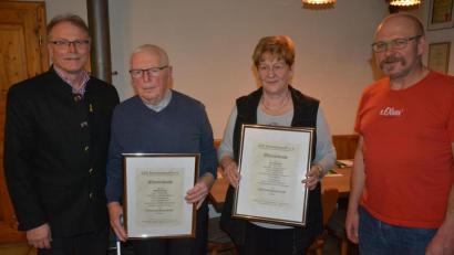 Bild: jr
Zu neuen Ehrenmitgliedern ernannte der Geflügelzuchtverein Konnersreuth Maria Eckstein und Robert Hecht (Zweiter von links). Ihnen gratulierten Vorsitzender Siegmund Lenk (rechts) und Bürgermeister Max Bindl.
