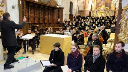 Bild: do
Musikanten aus Böhmen und Bayern stimmten die Besucher am 1. Adventssonntag in der Klosterkirche Speinshart unter der Gesamtleitung von Alexander Pointner auf das Fest der Feste ein