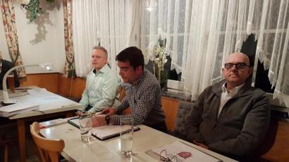 Bild: hzi
Es informieren die Verantwortlichen (von links) Bürgermeister Jürgen Kürzinger, Matthias Kroher (Kasse und Steueramt) und Bauhofleiter Jörg Dollhopf.