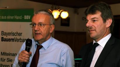 Bild: gf
BBV-Generalsekretär Georg Wimmer (links) und BBV-Kreisobmann Peter Beer bei der Mitgliederversammlung des BBV-Kreisverbands.