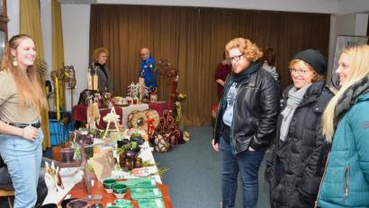 Bild: fjo
Strahlende Gesichter auf beiden Seiten der Warentische lassen sich beim Waidhauser Adventsmarkt beständig ausmachen. Anbieter und Besucher freuen sich über ein rundum gelungenes Angebot.