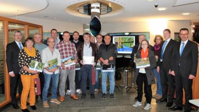 Bild: stg
Jede Menge spannende Motive von verlassenen Orten sind in dem Fotokalender 2020 der Raiffeisenbank Oberpfalz NordWest eG enthalten, der jetzt vorgestellt wurde.