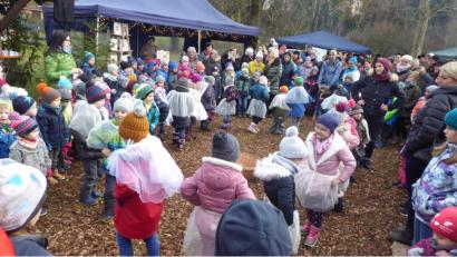 Bild: jow
Die Kinder von St. Walburga bereichern den Lintacher Weihnachtsmarkt.