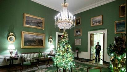 Bild: Alex Brandon/AP/dpa
Der "Green Room" im Weißen Haus ist in der Vorweihnachtszeit während der sogenannten "Christmas preview" 2019 mit einem Weihnachtsbaum und weiterem Weihnachtsschmuck geschmückt.