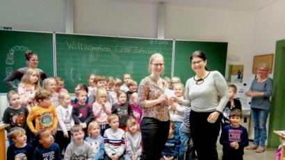 Bild: Grundschule Friedenfels/exb
Nach den anschaulichen Informationen über gesunde Zähne nahm Schulleiterin Inge Dick (vorne rechts) von Zahnärztin Katharina Ziegler eine Spende entgegen, die in gesundes Essen umgewandelt werden soll.