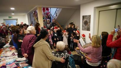 Bild: fvo
Die Kitakinder singen für die Senioren.