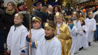 Bild: mng
Matilda Schraml heißt das diesjährige Christkind. Mit den Engeln zieht es beim Pressather Christkindlmarkt ein, um zu den Gästen zu sprechen.