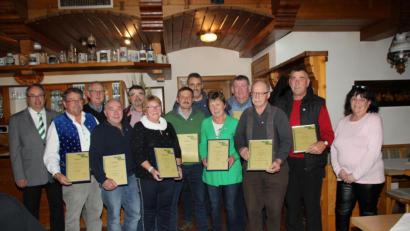 Bild: frd
Die TSV-Vorsitzenden Karl-Heinz Pieper (links) und Simone Fröhlich (rechts) ehrten die Mitglieder (von links) Hans Baier, Johann Niebauer, Helmut Schottenhaml, Josef Biegerl, Monika Baier, Karlheinz Senft, Maria Schottenhaml, Siegfried Dörschel, Matthias Thanner und Albert Zinkl für ihre Treue.