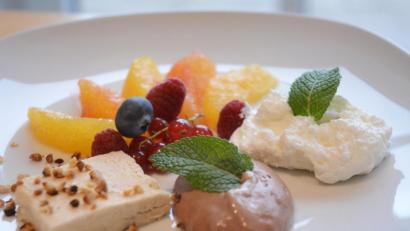 Bild: Gabi Schönberger
Das Dessert von Menü 2: Helles und dunkles Mousse au Chocolat mit Orangen-Grapefruit-Salat und Florentiner Parfait.
