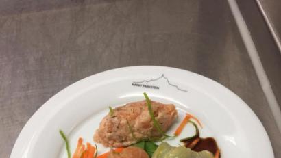 Bild: Schiffer
Die marinierten Spinatblätter werden mit Fischfiletscheiben umwickelt und mit Karotten- und Limetten-Julienne bestreut. Dazu gesellt sich Lachstatar.