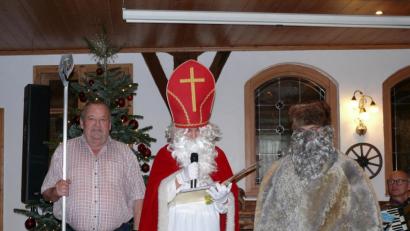 Bild: kgg
Im Laufe des Nachmittags schauten auch der Nikolaus und sein Knecht Ruprecht bei den Senioren vorbei.