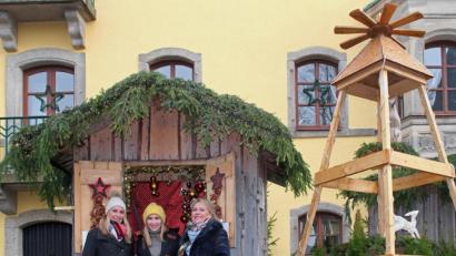 Bild: Susanne Forster
Katharina Freiin von Podewils, Alexandra Freiin von Podewils und Eva Freifrau von Podewils (von links) organisieren das Wildenreuther Weihnachtsmärchen. Einige Buden und Weihnachtspyramiden sind schon aufgebaut.