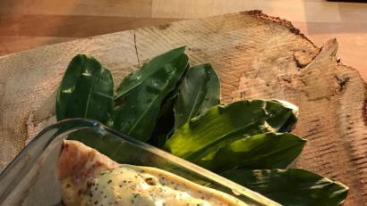 Bild: Schiffer
Die klassische Béarnaise bekommt durch den Bärlauch ihr besonderes Aroma. Sie passt hervorragend zu Spargel und Schinkenpfannkuchen.