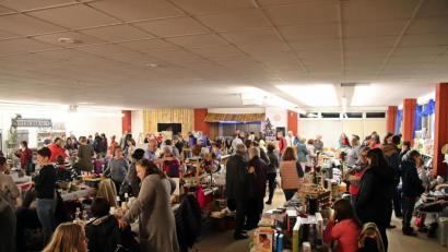 Bild: jma
Der Abendflohmarkt in der Kirchenthumbacher Heberbräuhalle lockt zahlreiche Gäste an.